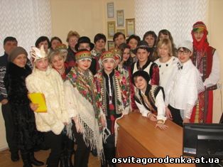 Вихованці Городенківського районного центру дитячої та юнацької творчості вітали працівників установ міста.