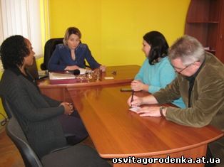 Волонтер Корпусу Миру офіційно зустрілася з керівником відділу освіти